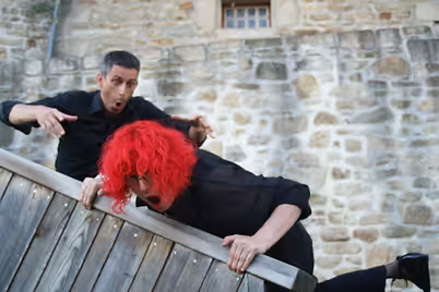 Françoise et Gaétan qui ont l'air impressioné par une barrière